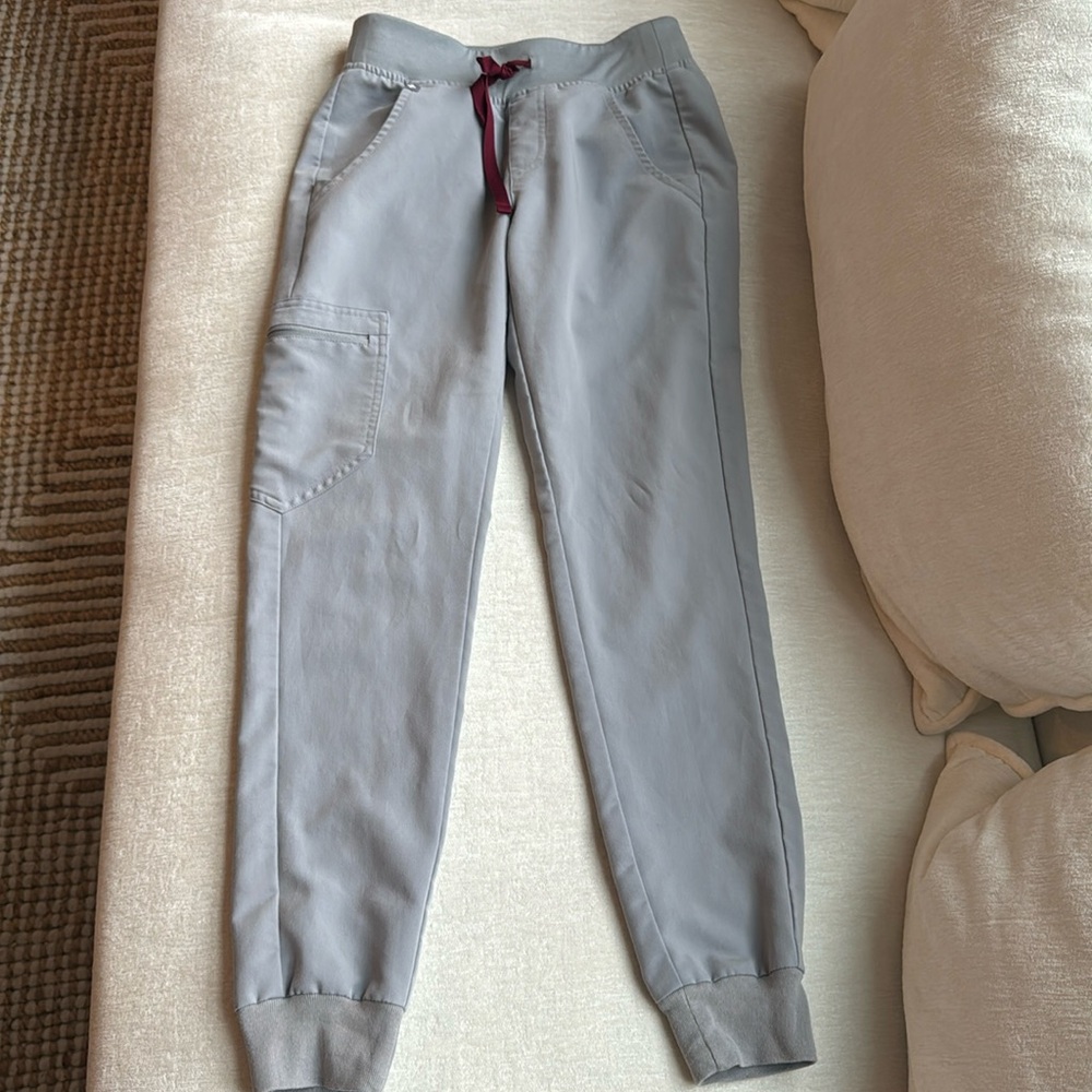 Gray and maroon Figs scrub pants/joggers 🌹